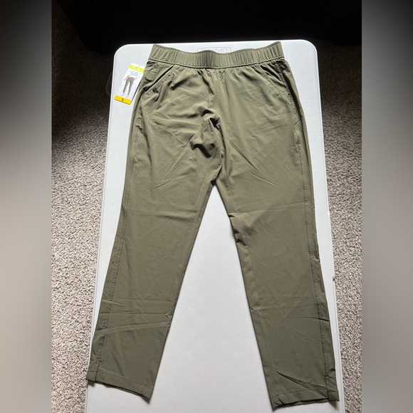 Eddie Bauer, travel pants in Forrest green. - Picture 2 of 3